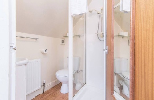 Beeston Hotel | Station Road - Contemporary 1bedroom Flat with 1 double bed & ensuite bath
