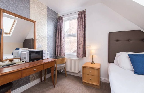 Beeston Hotel | Station Road - Contemporary 1bedroom Flat with 1 double bed & ensuite bath