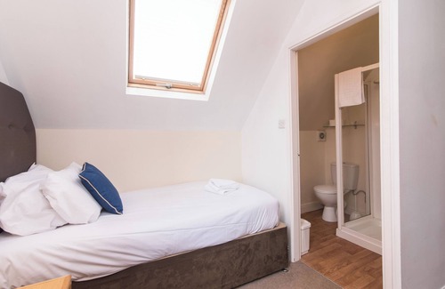 Beeston Hotel | Station Road - Contemporary 1bedroom Flat with 1 double bed & ensuite bath