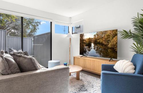Wollongong CBD House | Station & Surf 3BR Wollongong Townhouse