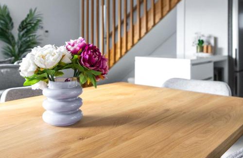 Wollongong CBD House | Station & Surf 3BR Wollongong Townhouse