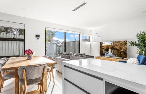 Wollongong CBD House | Station & Surf 3BR Wollongong Townhouse