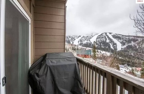 Sandpoint Condo | Stay and play, sleeps 6 with a beautiful view of Schweitzer Mountain