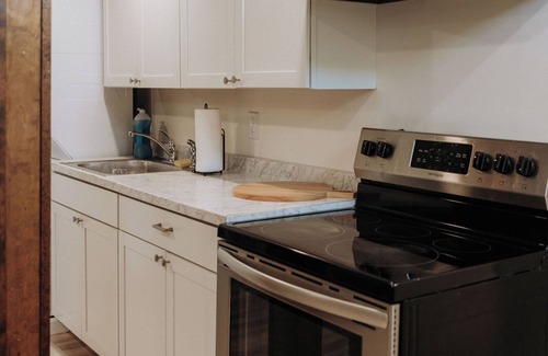 Woodbury Apartment | Stay at Cannon Street Loft—your cozy HQ on the Square in downtown Woodbury!