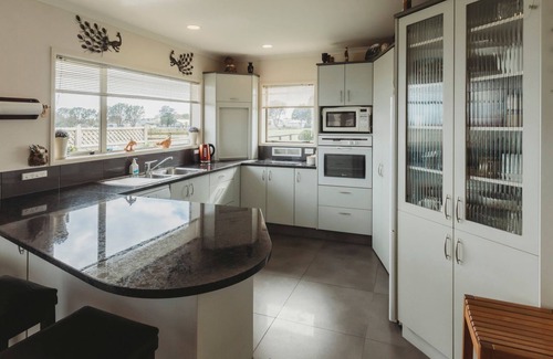 New Plymouth House | STAY AT SADDLE ROW - A five minute drive and a fifteen minute walk to the CBD.