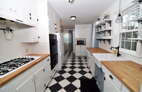 Hot Springs House | Stay at Spa City Cottage!