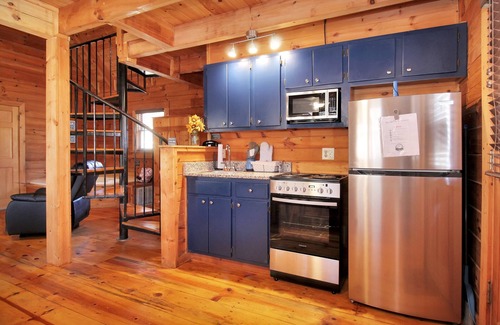 Pine Mountain Valley Cabin | Stay at The Deer and visit Callaway's Pumpkins and Fantasy in Lights!