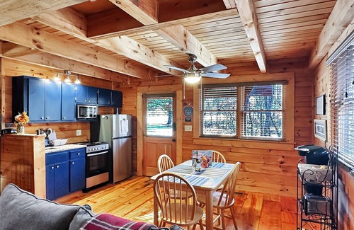 Pine Mountain Valley Cabin | Stay at The Deer and visit Callaway's Pumpkins and Fantasy in Lights!