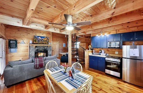 Pine Mountain Valley Cabin | Stay at The Deer and visit Callaway's Pumpkins and Fantasy in Lights!
