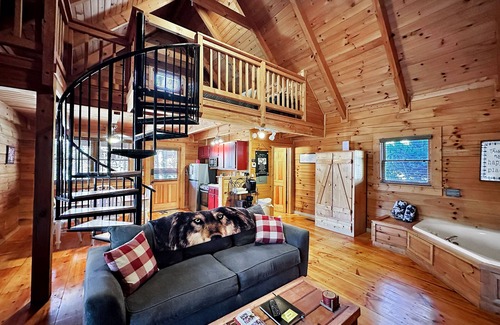 Pine Mountain Valley Cabin | Stay at The Wolf and visit Callaway's Pumpkins and Fantasy in Lights!