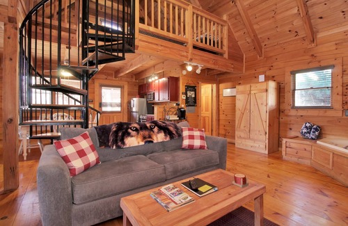 Pine Mountain Valley Cabin | Stay at The Wolf and visit Callaway's Pumpkins and Fantasy in Lights!