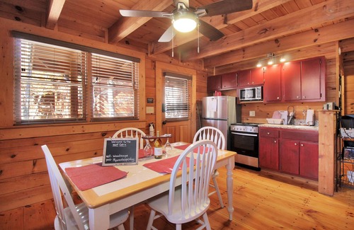 Pine Mountain Valley Cabin | Stay at The Wolf and visit Callaway's Pumpkins and Fantasy in Lights!