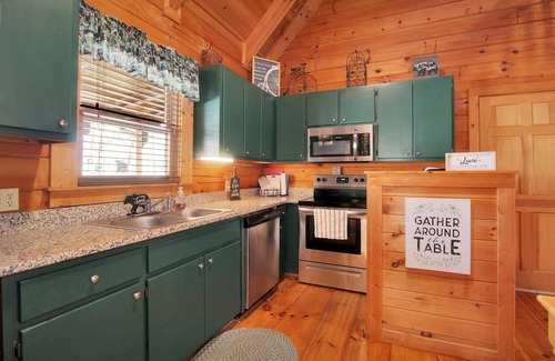 Pine Mountain Valley Cabin | Stay at Woodscape and visit Callaway's Pumpkins and Fantasy in Lights!