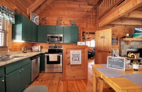 Pine Mountain Valley Cabin | Stay at Woodscape and visit Callaway's Pumpkins and Fantasy in Lights!