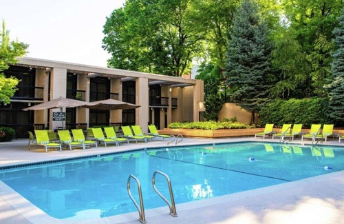 Lloyd District House | Stay blocks from Oregon Convention Center