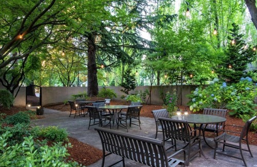 Lloyd District House | Stay blocks from Oregon Convention Center