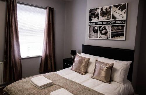 Burslem House | Stay Comfortable-Close to City Centre-4 Bed House!