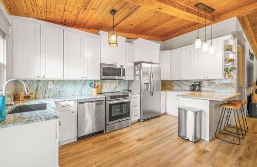 Weeki Wachee Gardens House | Stay directly on crystal clear waters of Weeki Wachee River with your own beach!