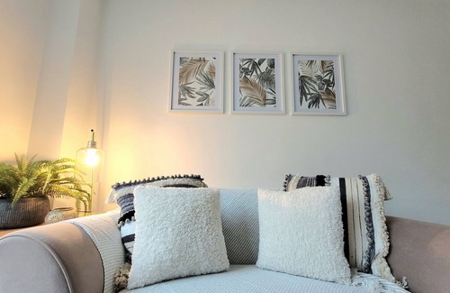 Marston Green House | Stay @ Enville Close, Birmingham Airport & NEC