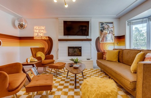 Arvada Plaza Area House | Stay Groovy in Denver | Turf Yard | 5 King Beds