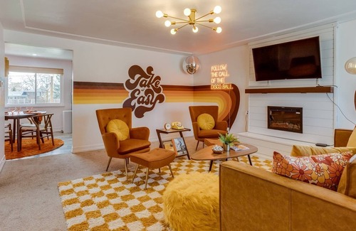 Arvada Plaza Area House | Stay Groovy in Denver | Turf Yard | 5 King Beds