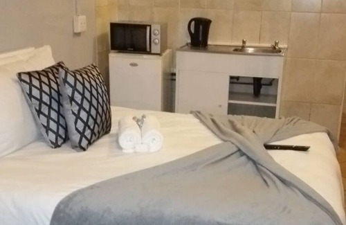 Kempton Park House | Stay @ Home Airport Lodge