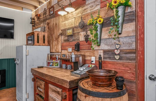 Kuna House | Stay in a Real Silo Cozy Loft + Electric Fireplace + Full Bath Near Boise