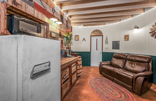 Kuna House | Stay in a Real Silo Cozy Loft + Electric Fireplace + Full Bath Near Boise