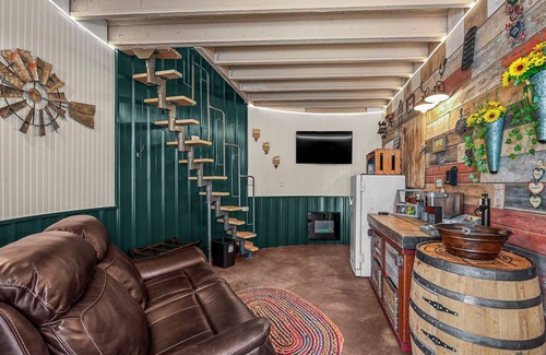Kuna House | Stay in a Real Silo Cozy Loft + Electric Fireplace + Full Bath Near Boise