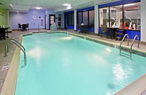 Elizabethtown House | Stay in a Stylish & Modern Room! Free Breakfast