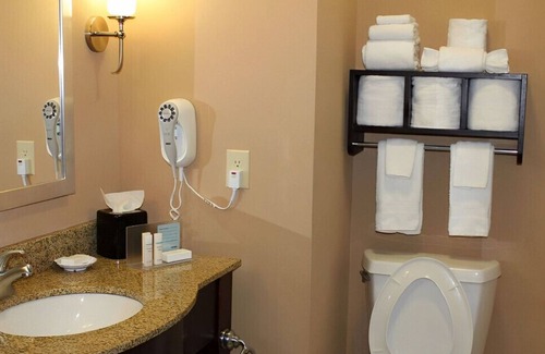 Elizabethtown House | Stay in a Stylish & Modern Room! Free Breakfast