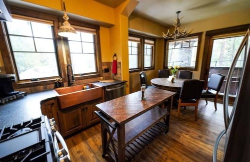Agpar Apartment | Stay in Glacier National Park @ Apgar Lookout Retreat, Suite 3