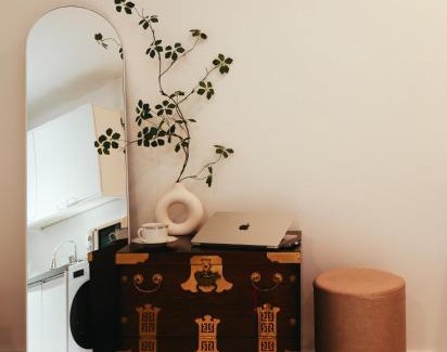 Nonhyeon-dong Apartment | Stay in joy Gangnam #선정릉역 도보4분 #올리모델링 #각방 에어컨 #무료 wifi #8인숙소 #호텔침구 #세탁건조기 #공항버스