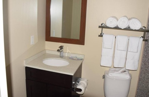 Queens House | Stay In NYC For A Bargain! Enjoy A Wonderful View Of The City From Your Window