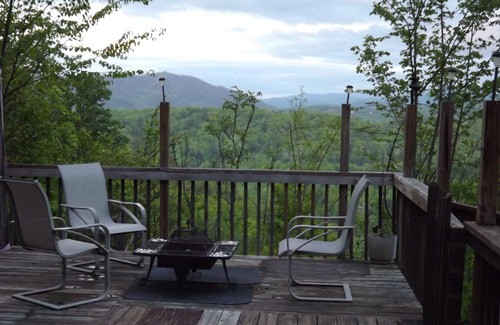 Rocky Grove Cabin | Stay in our private and secluded cabin close to all the Smoky attractions