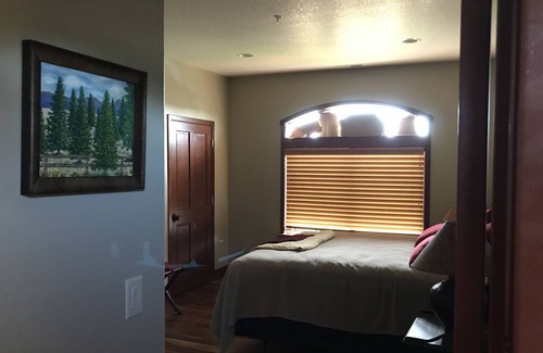 Dundee Condo | Stay In The Heart Of Wine Country.