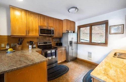 Glendale House | Stay Lakeside This Summer!