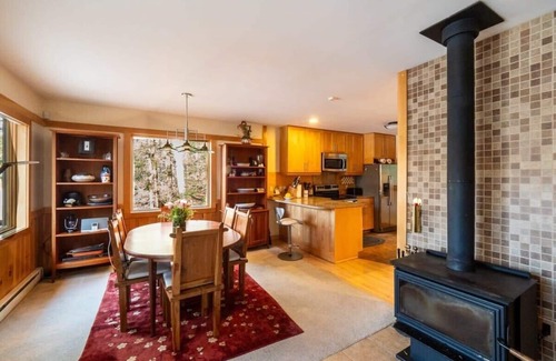 Glendale House | Stay Lakeside This Summer!