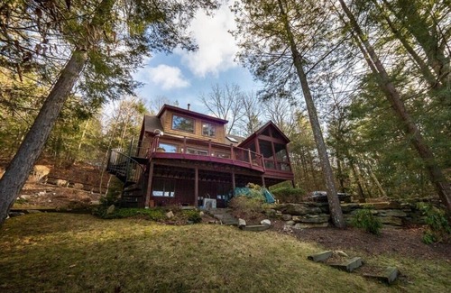 Glendale House | Stay Lakeside This Summer!