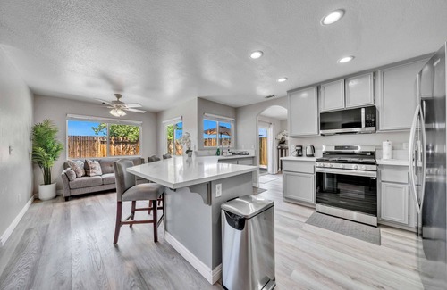 Victorville House | Stay Longer with Flexibility｜Family & Pets Approved｜Lush Backyard #42111