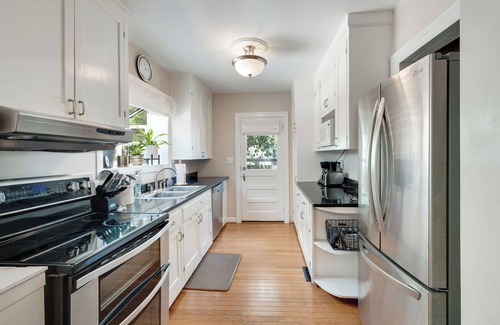 Green Hills Cottage | Stay Nashville Vacation - Cozy Cottage - Downtown, 12S, Green Hills, Gulch