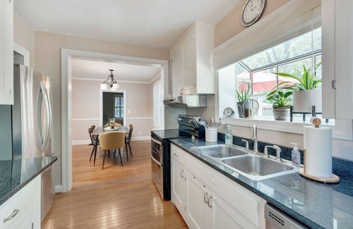 Green Hills Cottage | Stay Nashville Vacation - Cozy Cottage - Downtown, 12S, Green Hills, Gulch