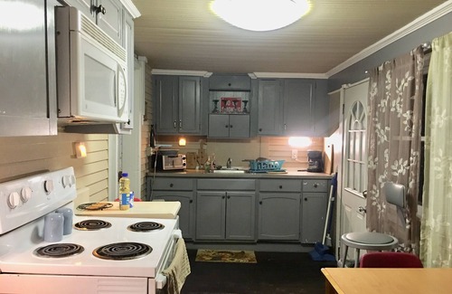 Independence House | Stay near football fun! 3-Bedroom Vacation Home by Arrowhead 8 min.