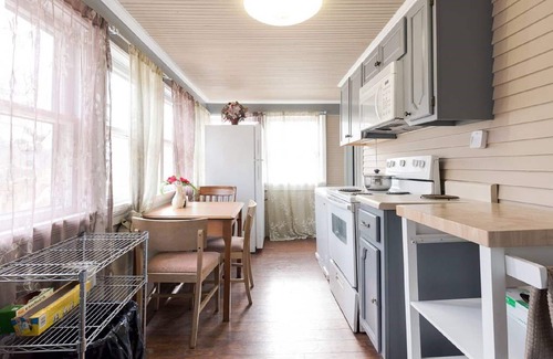 Independence House | Stay near football fun! 3-Bedroom Vacation Home by Arrowhead 8 min.