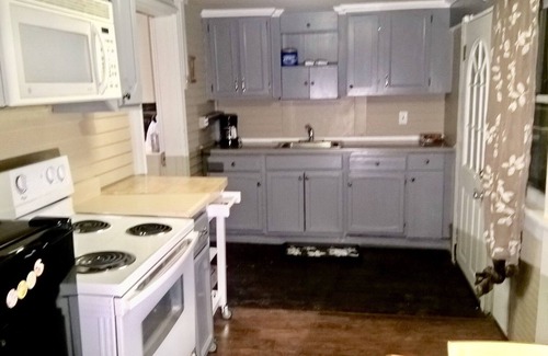 Independence House | Stay near football fun! 3-Bedroom Vacation Home by Arrowhead 8 min.