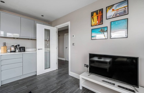 Brighton City Centre Apartment | Stay Next to Pier and Brighton Beach City View