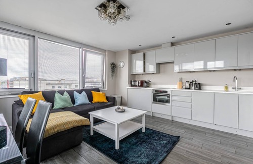 Brighton City Centre Apartment | Stay Next to Pier and Brighton Beach City View