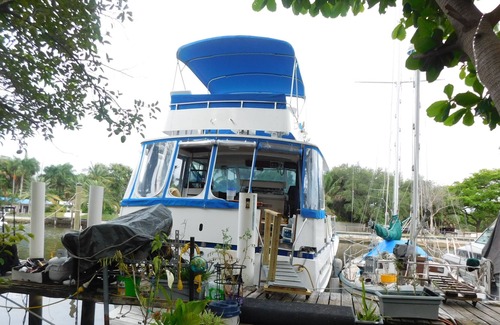 Sailboat Bend Boat Rental | Stay on a 46Ft Yacht -2 bedrooms/2bathrooms Downtown FL/9.8m Sawgrass
