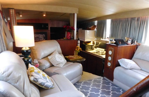 Sailboat Bend Boat Rental | Stay on a 46Ft Yacht -2 bedrooms/2bathrooms Downtown FL/9.8m Sawgrass