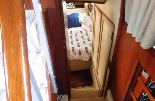 Sailboat Bend Boat Rental | Stay on a 46Ft Yacht -2 bedrooms/2bathrooms Downtown FL/9.8m Sawgrass